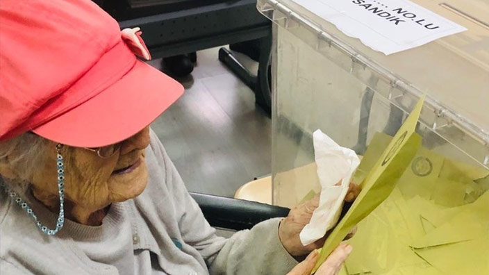 108 yaşındaki Sümerolog Muazzez İlmiye Çığ oy verdi - Resim : 1