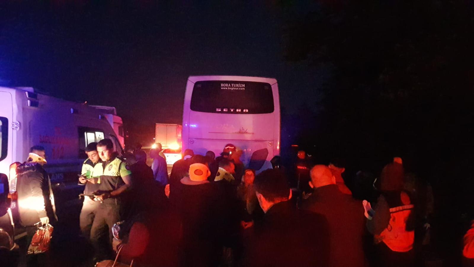 Sakarya'da kutlamadan dönen AKP'lilerin otobüsü tıra çarptı: 22 kişi yaralandı - Resim : 1