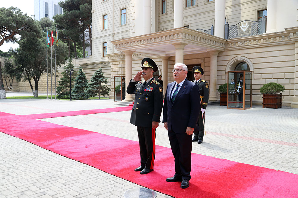 Milli Savunma Bakanı Güler, Azerbaycanlı mevkidaşı Hasanov ile bölgesel güvenlik ve işbirliğini görüştü - Resim : 2